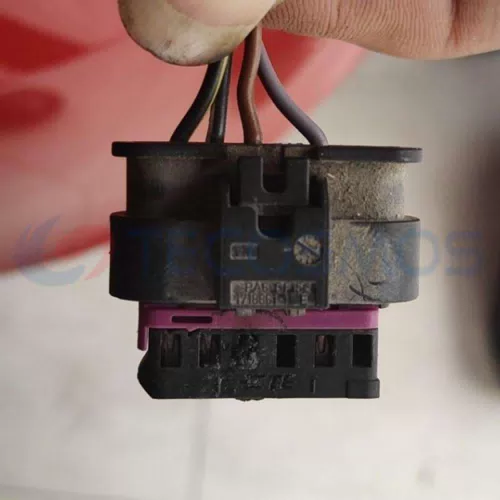 Car Connector For BMW 3 Series taillights has 6 pins in reverse positioning slot of which is connected to connector CT6-0016M-3