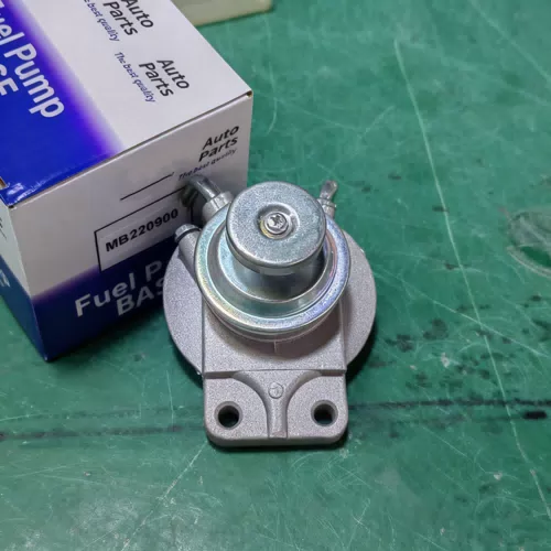 MB220900 Auto Parts Filter Base With Pump MB220900 MB554592 Diesel Pump Assy for Mitsubishi Engine SK60 - image 4